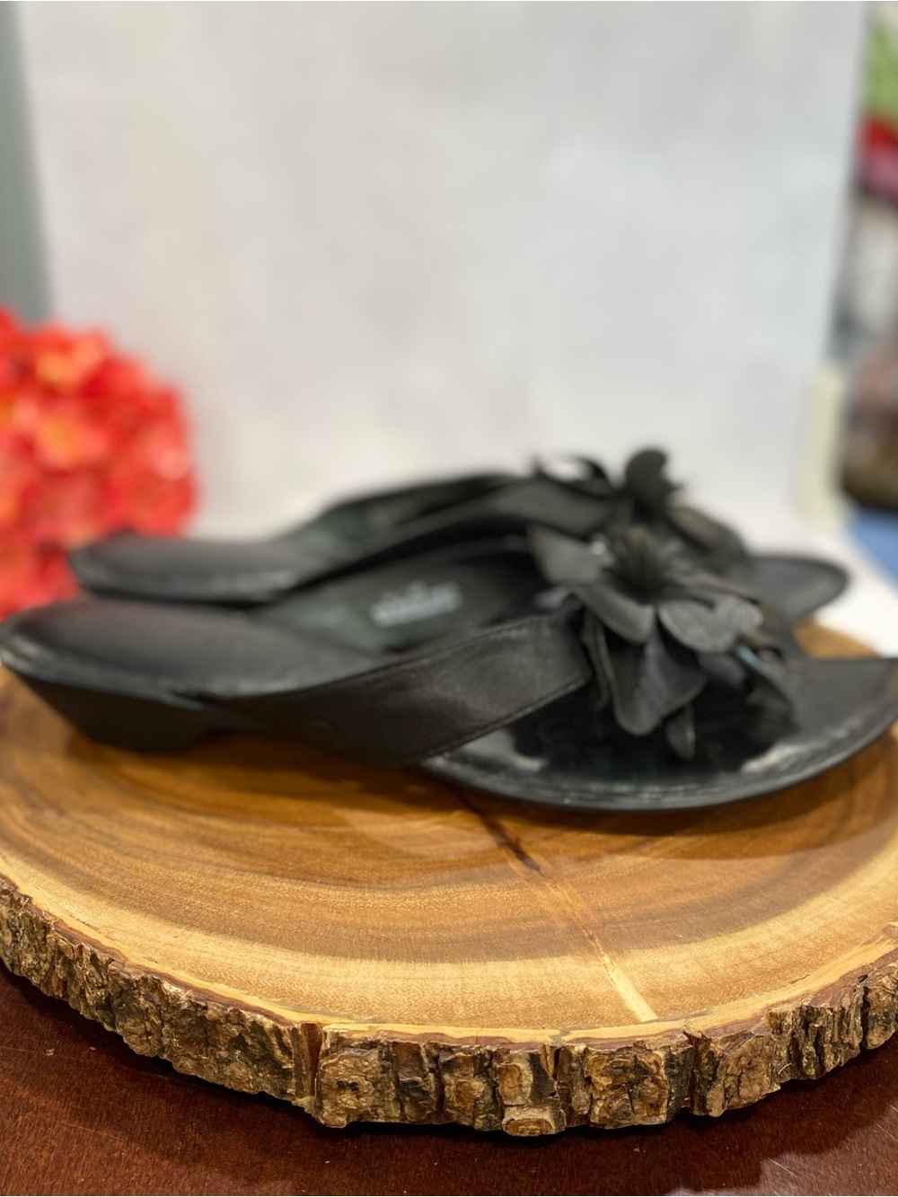 Born Women’s Gidget/Gidgett Black Leather Flower Flip Flop Sandals Size 11/43 - Picture 9 of 11